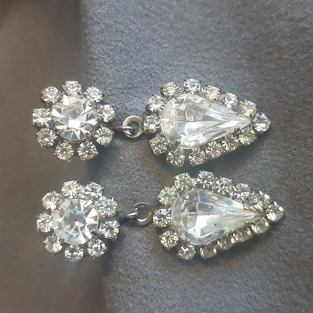 Silver Toned Clear Rhinestone Flower Sparkly Dangle Fashion Earrings Pierced
